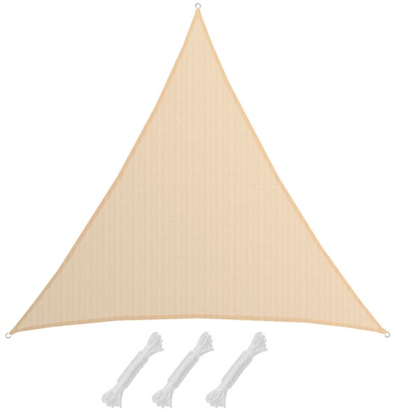 Dreieckiges Sonnensegel in Beige inklusive drei Befestigungsseilen und Metallösen an den Ecken.