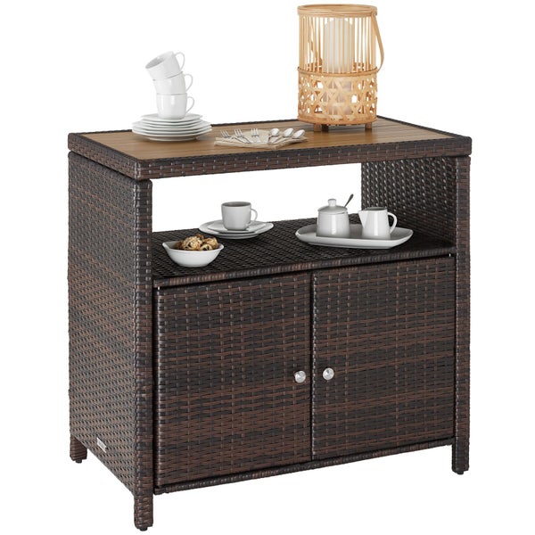 Garten-Sideboard aus dunkelbraunem Polyrattan mit Tischplatte in Holzoptik, zwei Türen und offenem Fach.