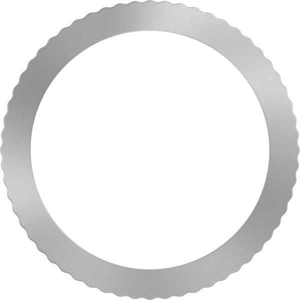 Dekorativer silberfarbener Abdeckring aus Metall mit gewelltem Außenrand für Einbauleuchten.