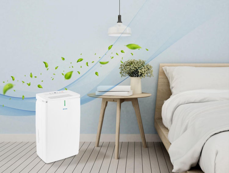Szene eines Schlafzimmers mit einem Luftentfeuchter neben einem Nachttisch
