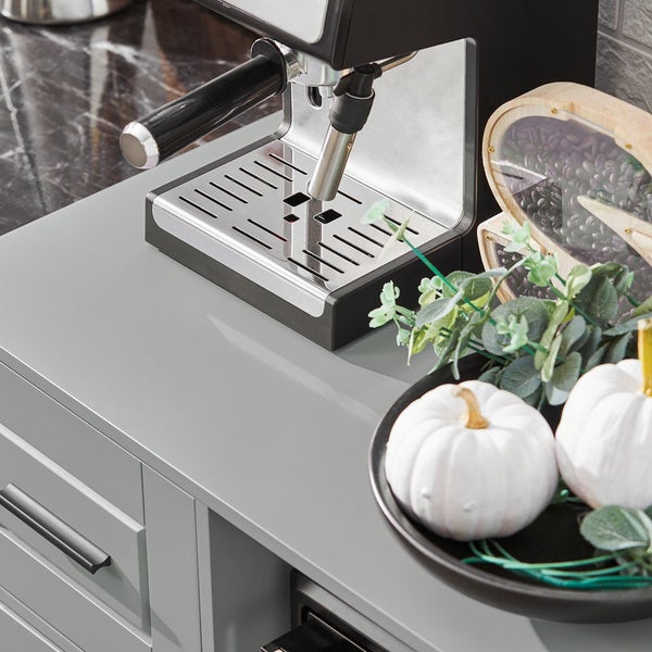 Kaffeevollautomat auf einer Küchenzeile mit herbstlicher Dekoration