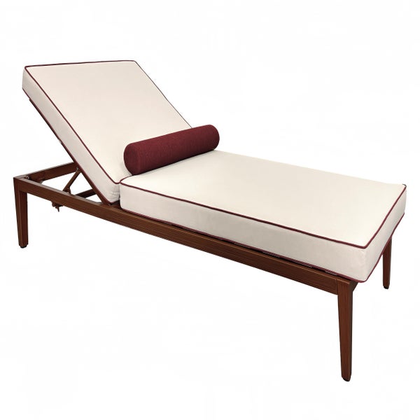 Sonnenliege aus Holz mit cremefarbenen Auflagen, verstellbarer Rückenlehne und dunkelroter Nackenrolle.