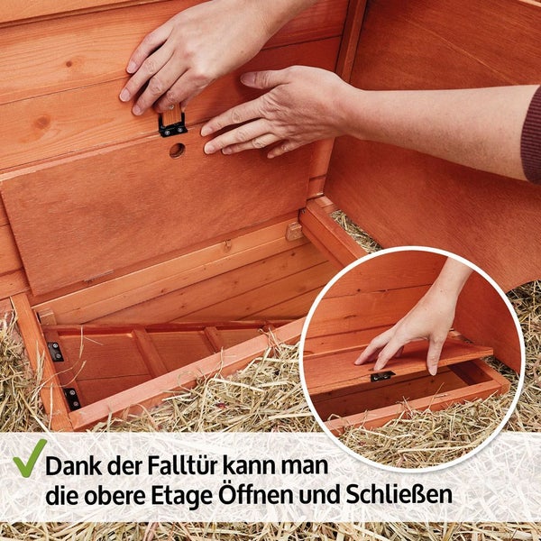 Falltür aus Holz in einem Kleintierstall zum Öffnen und Schließen des Zugangs zur oberen Etage.