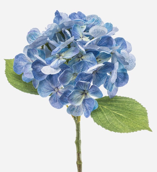 Detail eines Blattes einer künstlichen Hortensie mit gezacktem Rand und sichtbarer Blattstruktur.
