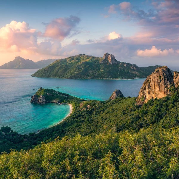 Landschaft mit Meer, Inseln und Vegetation