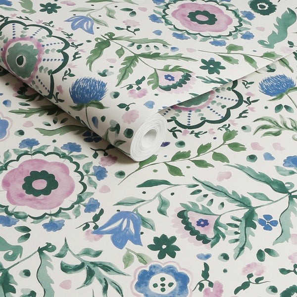 Vliestapete mit floralem Aquarellmuster aus großen Blüten und grünen Ranken, eine Tapetenrolle ist leicht ausgerollt dargestellt.