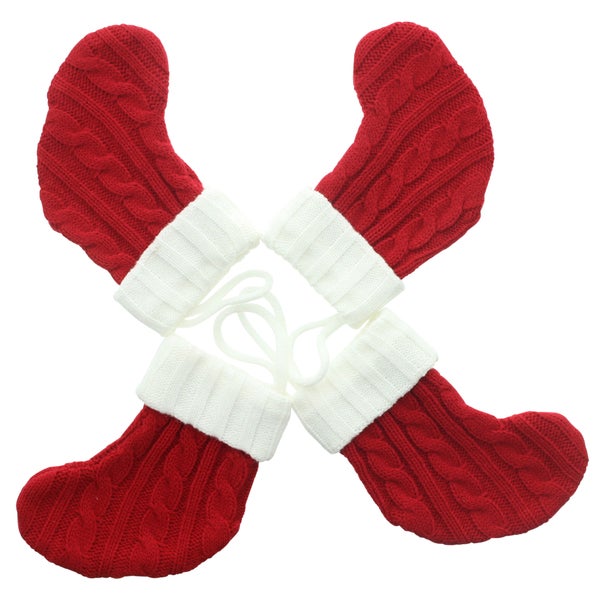 Vier gestrickte Weihnachtssocken mit Kabelmuster