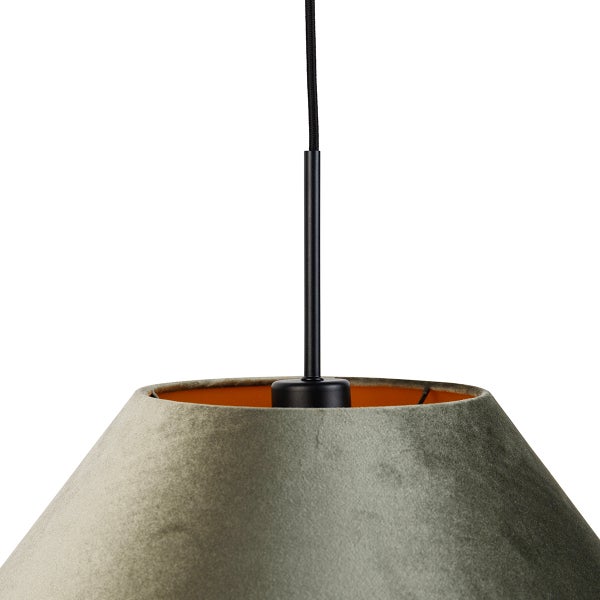 Detailansicht einer Pendelleuchte mit grauem Stoffschirm, orangefarbener Innenseite und schwarzem Textilkabel.