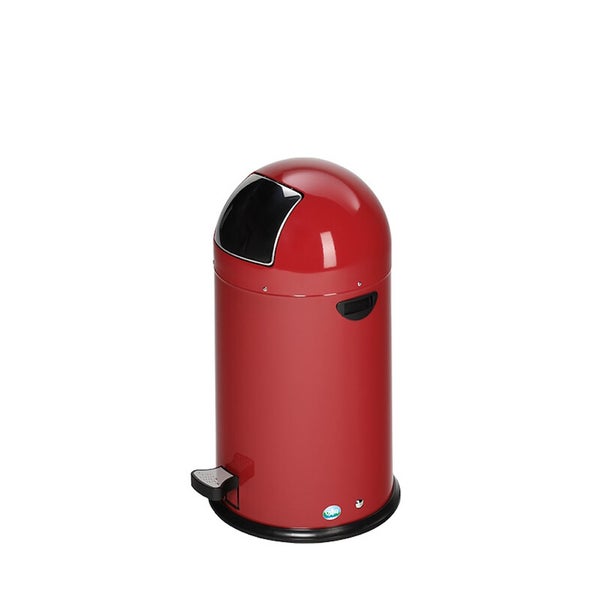 Roter zylindrischer Treteimer mit gewölbtem Deckel und schwarzer Push-Klappe. Mit seitlichem Griff und schwarzem Boden.
