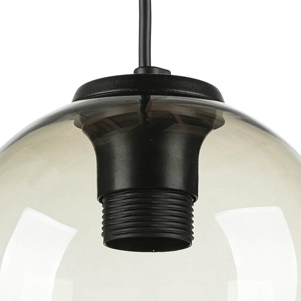 Detailaufnahme einer Hängelampe mit Rauchglas und schwarzer Aufhängung