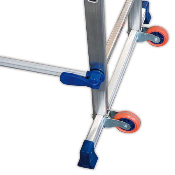 Detailansicht einer Aluminiumleiter mit Rollen