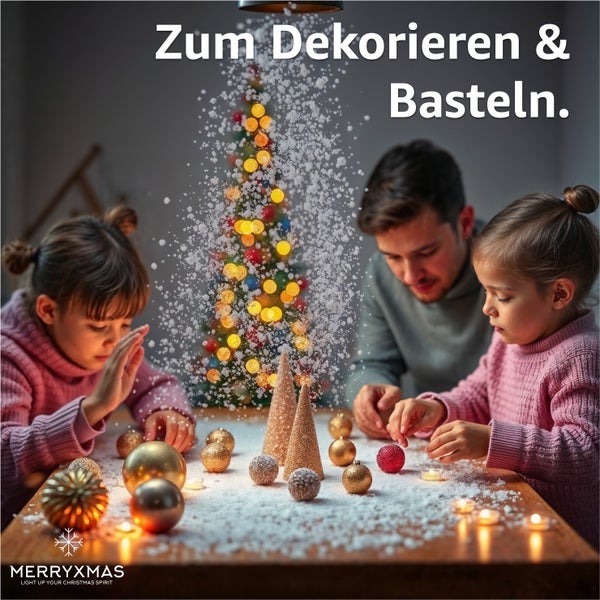 Familie dekoriert mit Weihnachtskugeln und Deko-Tannenbäumen vor einem Weihnachtsbaum