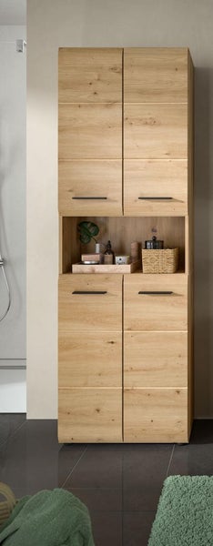 Hochschrank fürs Bad in Eichenoptik mit vier Türen, einem offenen Fach und schwarzen Griffen.