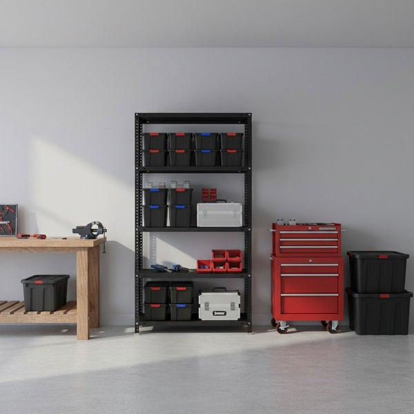 Organisierte Werkstatt mit schwarzem Metallregal, rotem Werkstattwagen, hölzerner Werkbank mit Schraubstock und schwarzen Aufbewahrungsboxen.