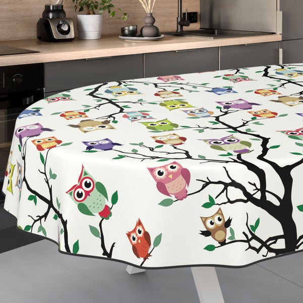 Runder Tisch mit einer Tischdecke mit Eulendruck in einer Küche