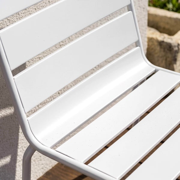 Nahaufnahme eines weißen Gartenstuhls aus Metall mit Lattensitz, Rückenlehne und Rohrrahmen.