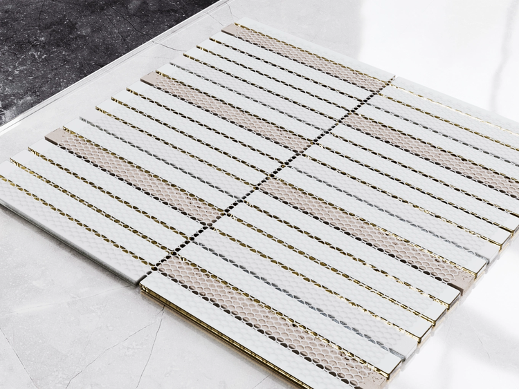 Mosaikfliese mit schmalen weißen Riegeln, Wabenstruktur und goldfarbenen Akzenten.