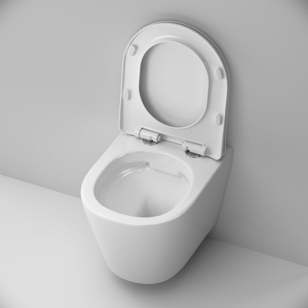 Nahaufnahme einer weißen Toilettenschüssel aus Keramik mit geöffnetem WC-Sitz und Scharnierbefestigung.