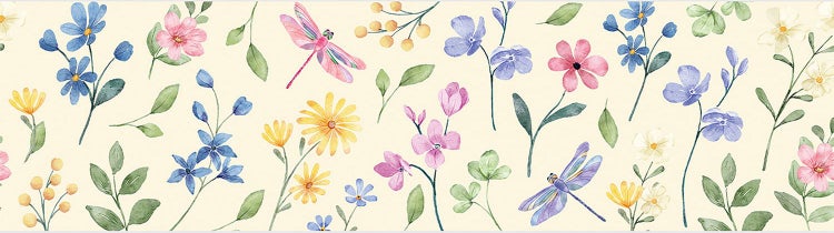 Tapetenbordüre mit Wildblumen und Libellen an einer Wand in einem hellen, organisierten Zimmer mit Holztisch und gepolstertem Stuhl.