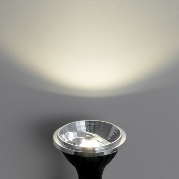 LED-Reflektorlampe mit silbernem Reflektor und warmweißem Lichtkegel.