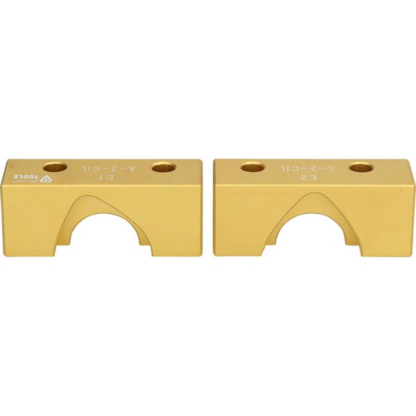 Zwei goldfarbene Rohrhalter mit Aussparung und Bohrungen