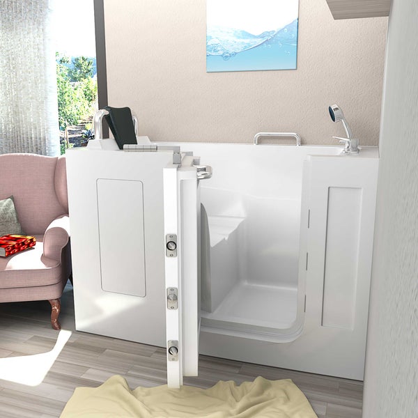 Begehbare Badewanne mit offener Tür in einem hellen Badezimmer