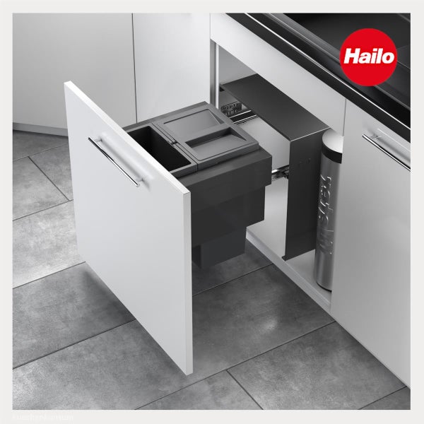 Hailo Logo. Ausziehbares Mülltrennsystem in einer weißen Küchenschublade mit zwei grauen Abfalleimern.