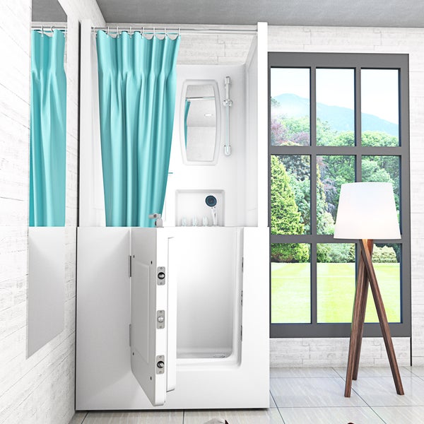 Weiße barrierefreie Sitzbadewanne mit Dusche, türkisfarbenem Vorhang und Tür in einem hellen Raum neben einem großen Fenster.