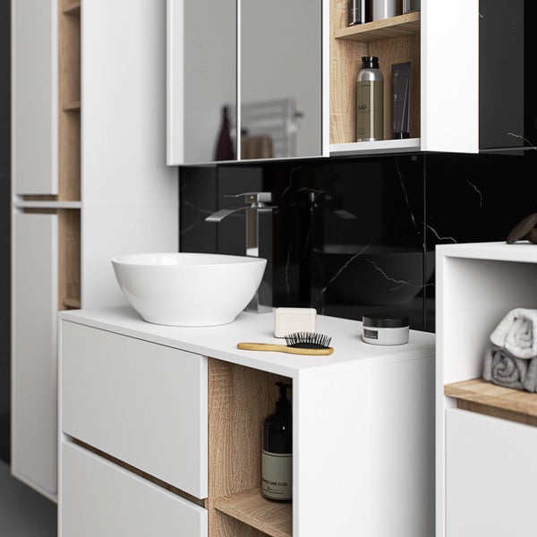 Badezimmer mit Waschbecken, Armatur, Spiegel und Aufbewahrungsmöbeln