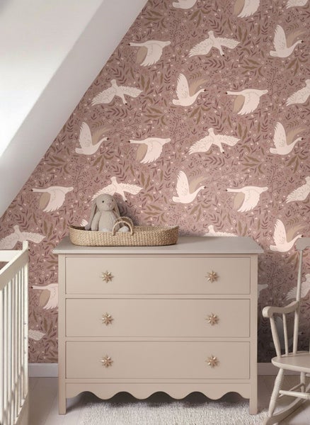 Babyzimmer mit Kommode und Tapete mit Schwanenmuster