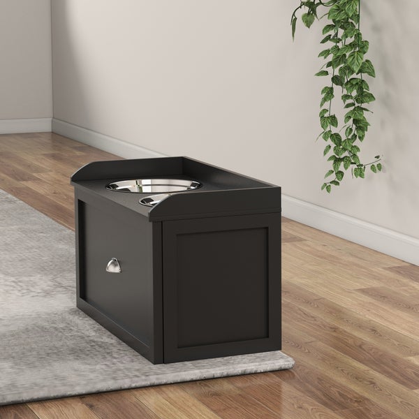 Moderne, dunkle Futterstation aus Holz für Hunde mit zwei Edelstahlnäpfen und einer Schublade, auf einem Teppich platziert.
