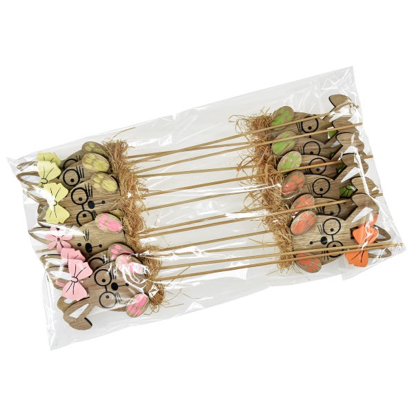 Verpackung mit hölzernen Osterhasenfiguren am Stiel