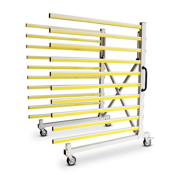 Mobiler Plattenständer mit mehreren Ebenen zur Lagerung von Plattenmaterialien.