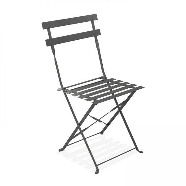 Klappstuhl aus anthrazitfarbenem Metall mit Sitzfläche und Rückenlehne aus Latten.