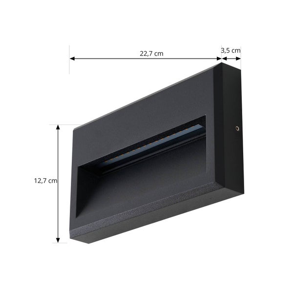 Rechteckige schwarze Wandleuchte mit Abmessungen: Breite 22,7 Zentimeter, Höhe 12,7 Zentimeter und Tiefe 3,5 Zentimeter.