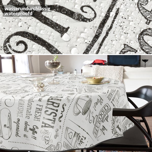 Wasserdichte Tischdecke mit Kaffeehausmotiv auf einem Tisch in einem Wohnzimmer