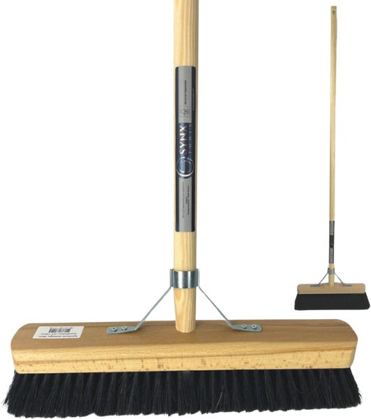 Kehrbesen mit Holzstiel und dunklen Borsten