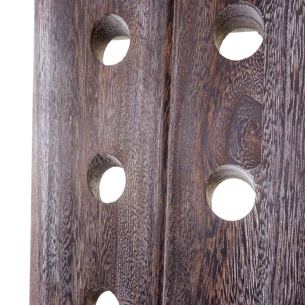 Nahaufnahme einer Holzleuchte mit mehreren Löchern