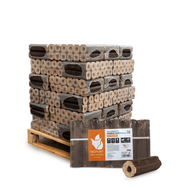 Heizfuxx Holzbriketts Pinikay Hartholz Octagon, 10 Kilogramm Pakete auf einer Holzpalette gestapelt mit Einzelpaket und losem Brikett im Vordergrund.