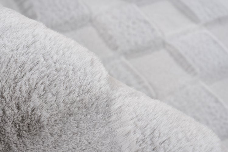 Rechteckiger Flachgewebe-Teppich mit abstraktem horizontalem Streifenmuster in Anthrazit und Grau.