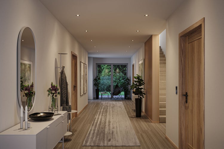 Moderner, heller Flur mit Holztüren, einem ovalen Spiegel, Deckenstrahlern und einer Treppe. Blick durch Glastüren in den Garten.