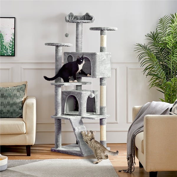 Grauer Katzenkratzbaum mit drei Katzen