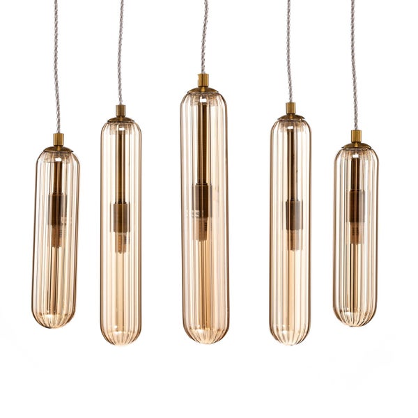Fünfflammige Pendelleuchte mit bernsteinfarbenen, geriffelten Glaszylindern und Messingelementen.