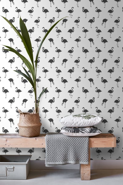 Dekorative Szene mit Flamingotapete, Holzbank, Zimmerpflanze und Kissen