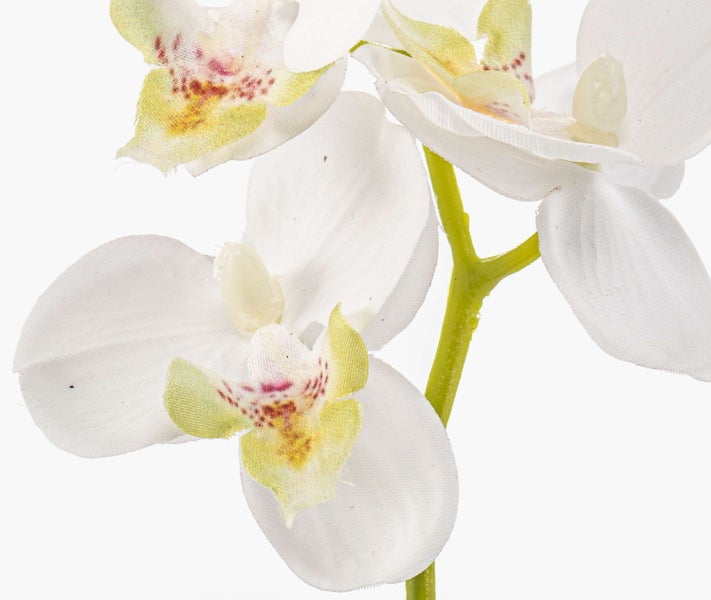 Künstliche Orchidee in Weiß mit grünem Stängel und gelblich-grüner Mitte aus Textilmaterial.
