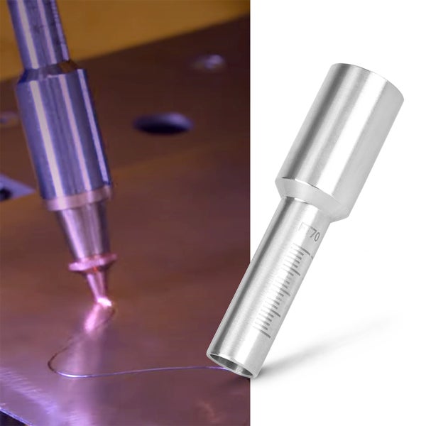Zylindrische Laserdüse aus Metall mit Skalierung und FI 70 Gravur, gezeigt einzeln und in Anwendung beim Laserschweißen auf einer Metallplatte.