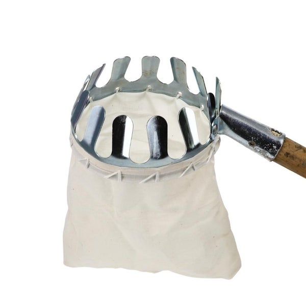 Obstpflücker mit Metallkorb und Stoffbeutel.