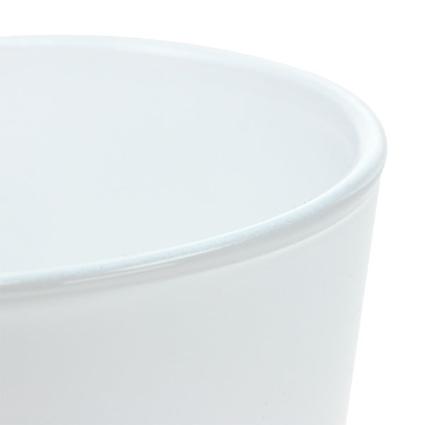 Nahaufnahme des oberen Randes eines weißen, runden Übertopfs aus Keramik mit glatter Oberfläche.