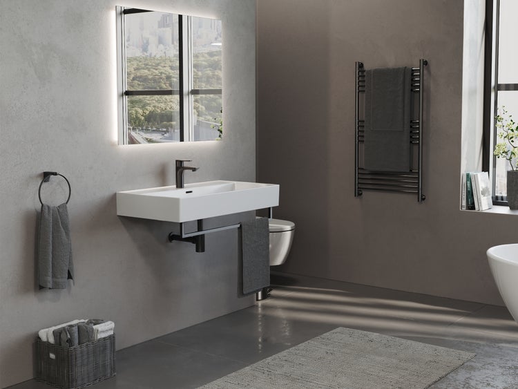 Modernes Badezimmer mit weißem Waschtisch, schwarzer Armatur, beleuchtetem Spiegel, schwarzem Handtuchheizkörper und Wänden in Betonoptik.