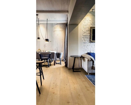 Verlegung von Laminatboden imitiert Holzdielen.